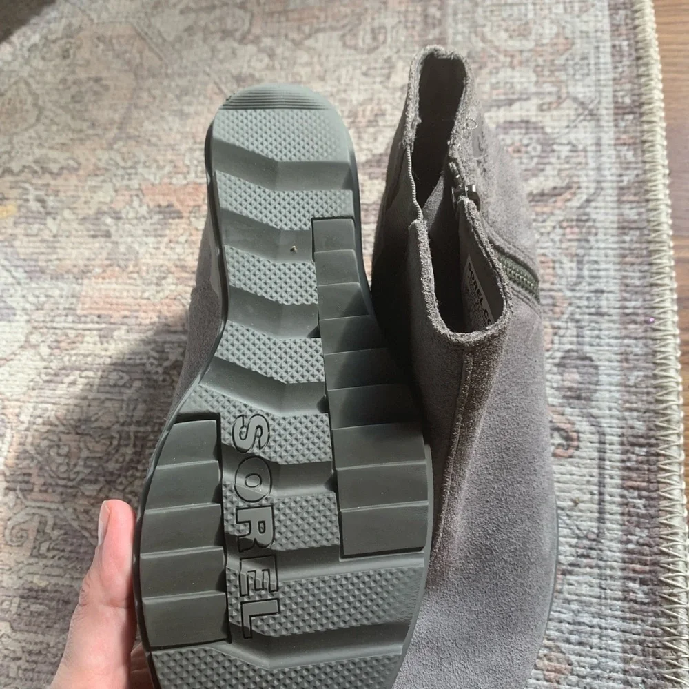 Like New Sorel Wedge Shoe Women’s Footwear Size 7 Grey Fall Formal Casual